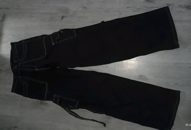 Pantalones cargo negros con bolsillos