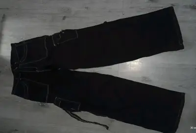 Pantalones cargo negros con bolsillos - miniatura 1