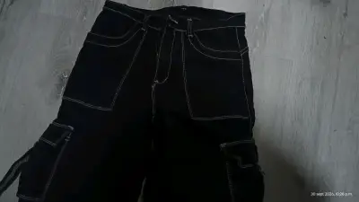 Pantalones cargo negros con bolsillos - miniatura 2