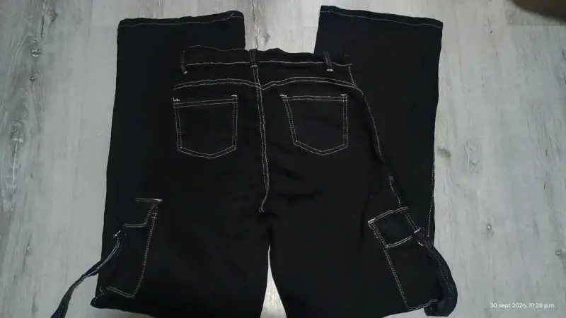 Pantalones cargo negros con bolsillos - 3