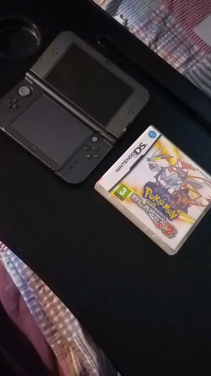 Consola Nintendo 3DS con juego Pokémon Edición Blanca 2 - 1