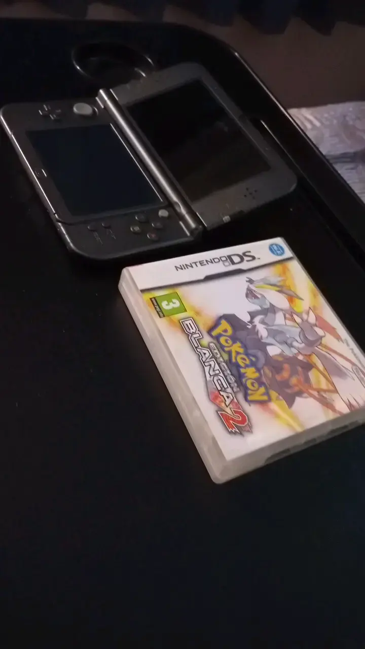 Consola Nintendo 3DS con juego Pokémon Edición Blanca 2 - 2