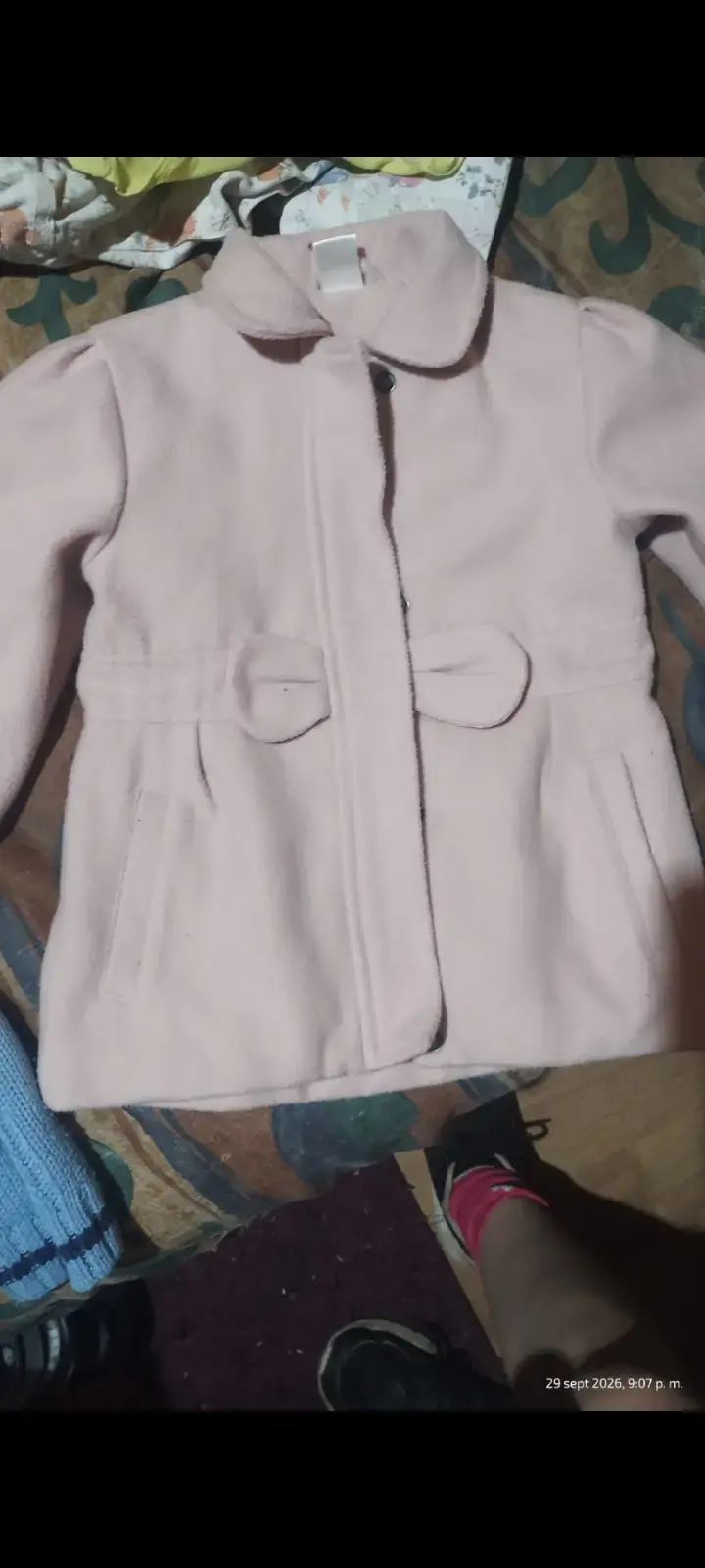 Abrigo rosado para niña con diseño elegante - 1