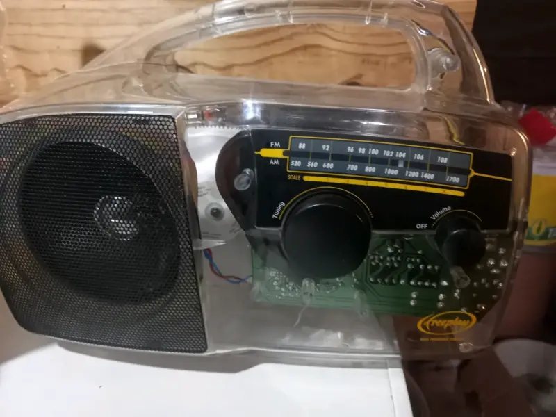 Radio AM/FM transparente con manivela - 1