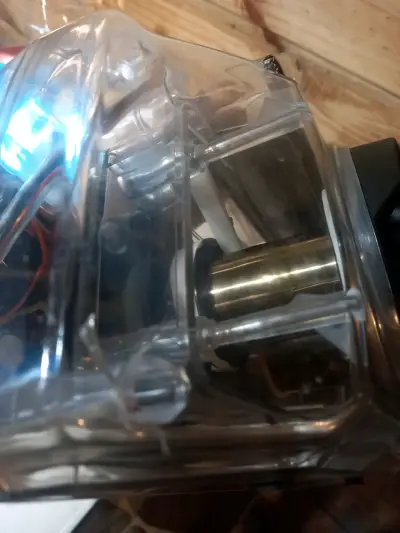 Radio AM/FM transparente con manivela - miniatura 2