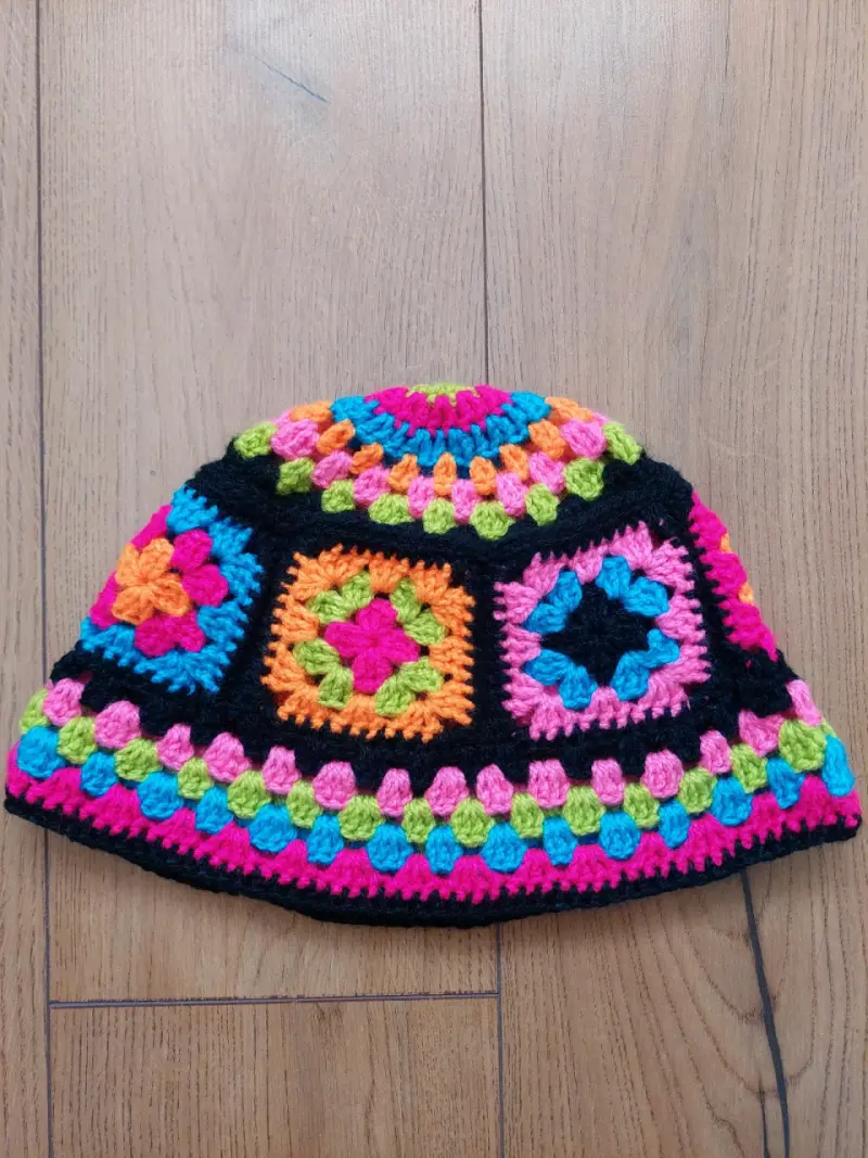 Gorro tejido a crochet multicolor artesanal - 1