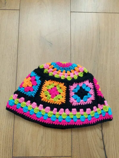 Gorro tejido a crochet multicolor artesanal - miniatura 2