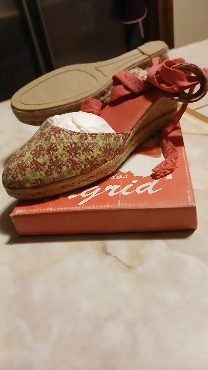 Alpargatas de tela con diseño floral y cintas - 1