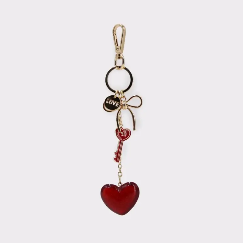 Llavero con colgante de corazón rojo y llave - 1