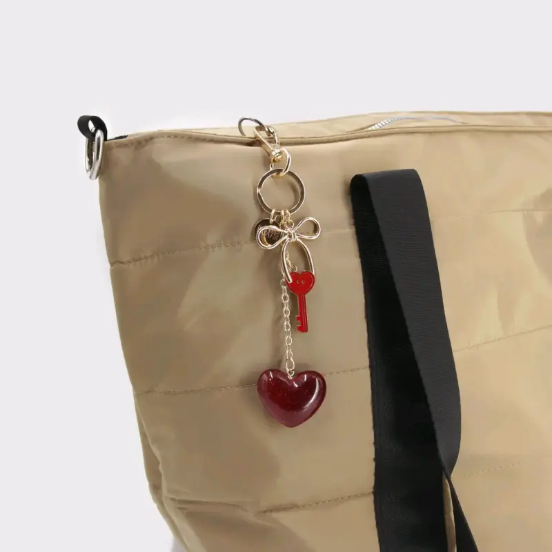Llavero con colgante de corazón rojo y llave - 2