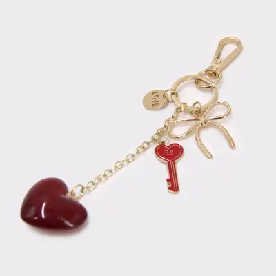 Llavero con colgante de corazón rojo y llave - miniatura 3
