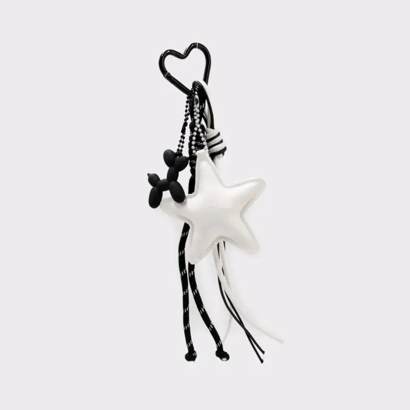 Llavero decorativo con estrella y perro negro - 1