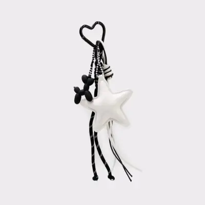 Llavero decorativo con estrella y perro negro - miniatura 1