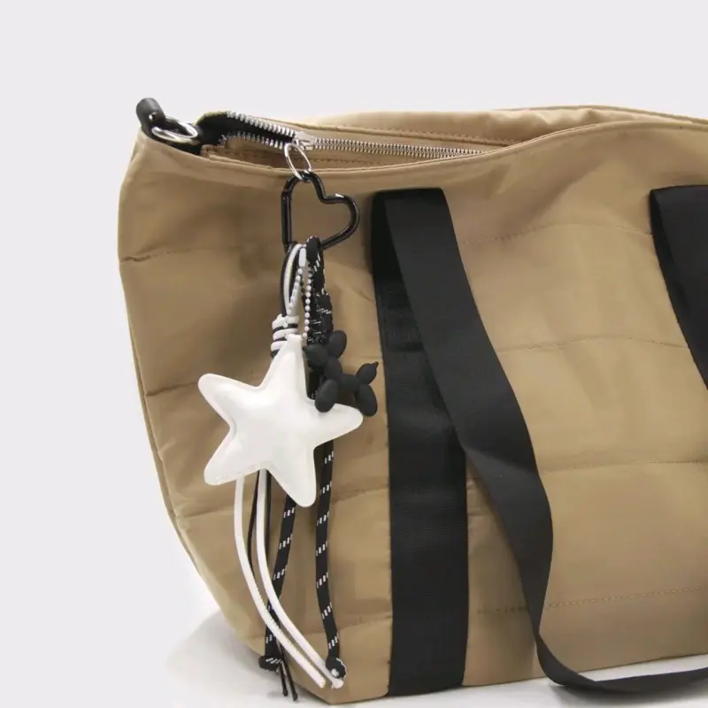 Llavero decorativo con estrella y perro negro - 2
