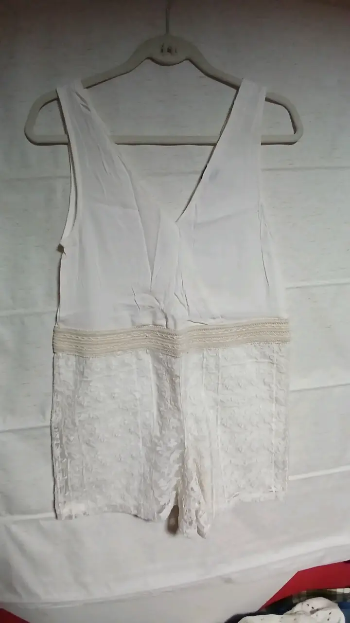 Blusa sin mangas blanca con encaje - 1