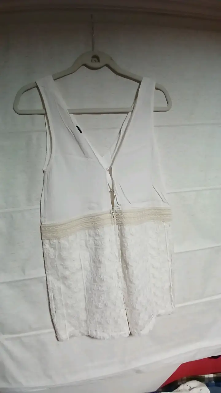 Blusa sin mangas blanca con encaje - 2