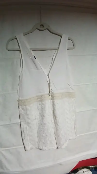 Blusa sin mangas blanca con encaje - miniatura 2