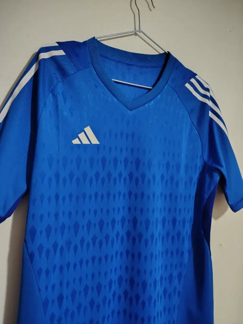 Camiseta deportiva azul Adidas con diseño moderno - 1