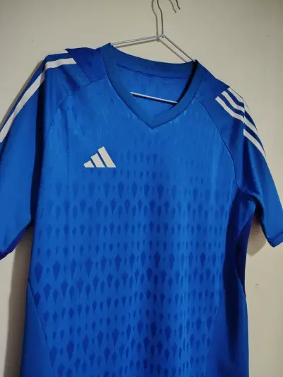 Camiseta deportiva azul Adidas con diseño moderno - miniatura 1