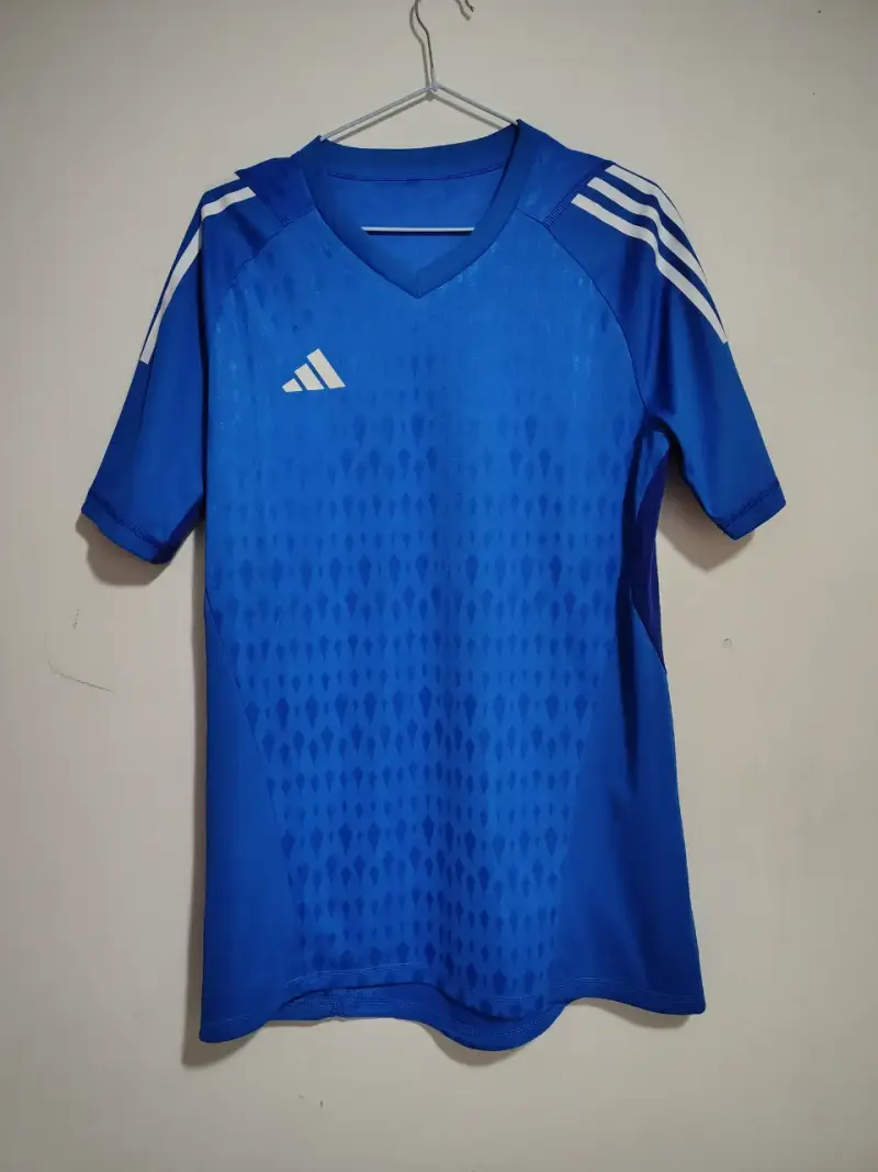 Camiseta deportiva azul Adidas con diseño moderno - 2
