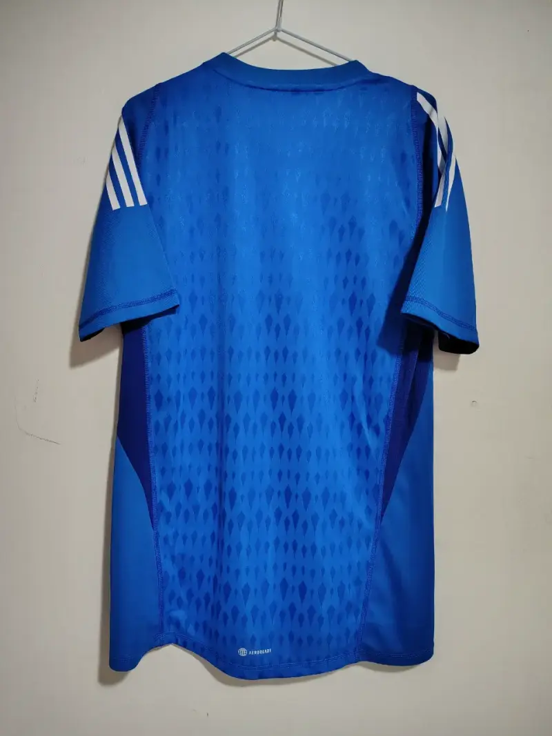 Camiseta deportiva azul Adidas con diseño moderno - 3
