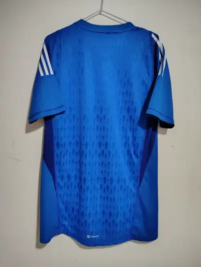 Camiseta deportiva azul Adidas con diseño moderno - miniatura 3