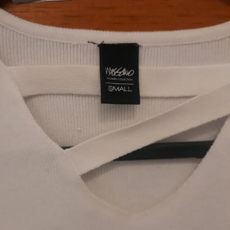 Polera blanca con diseño cruzado Mossimo - 1