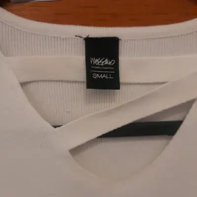 Polera blanca con diseño cruzado Mossimo - miniatura 1