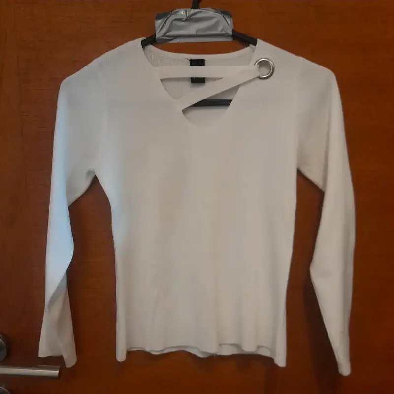 Polera blanca con diseño cruzado Mossimo - 2