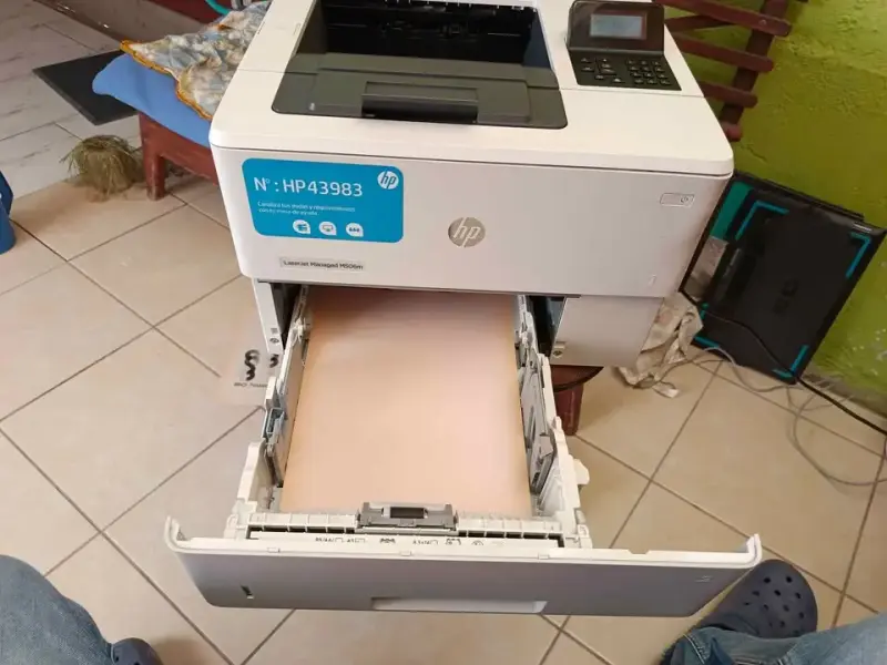 Impresora HP LaserJet Managed M506m en buen estado - 3