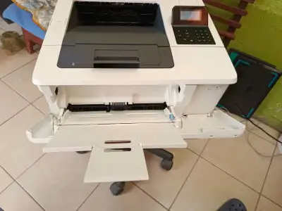 Impresora HP LaserJet Managed M506m en buen estado - miniatura 4