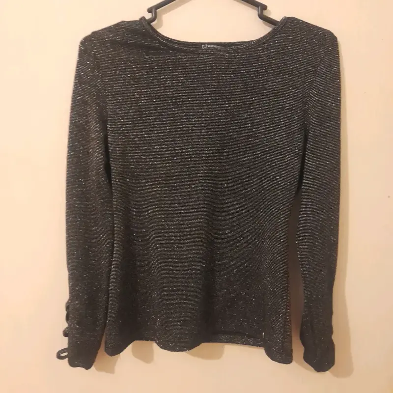Polera de mujer con brillo y diseño cruzado - 2