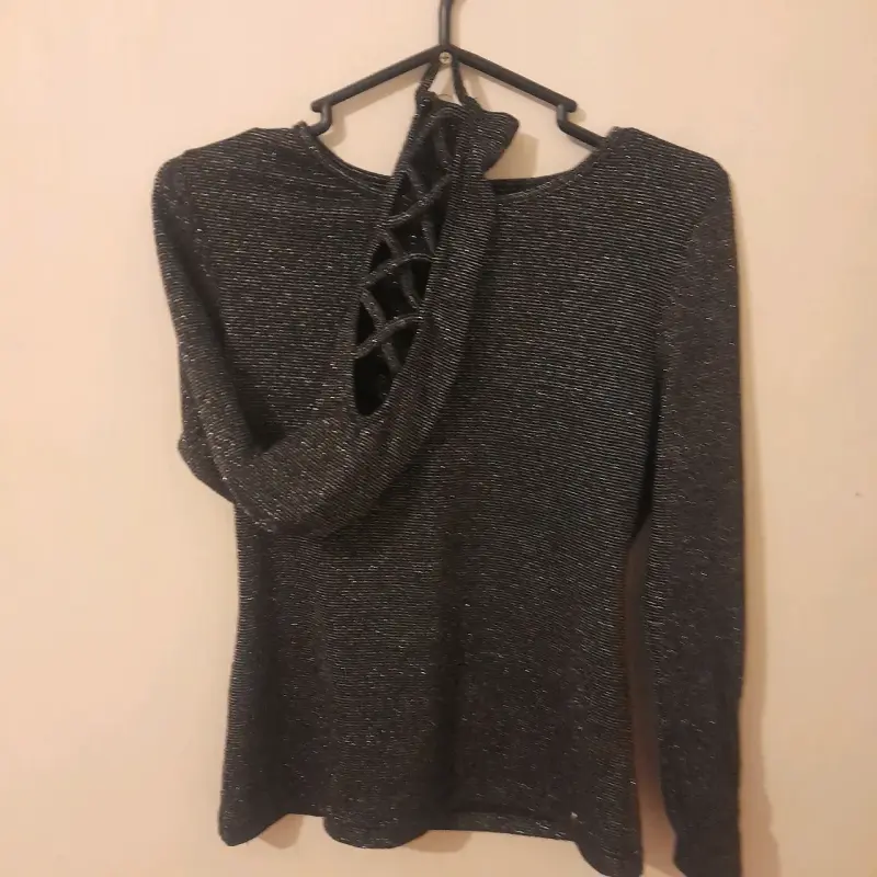 Polera de mujer con brillo y diseño cruzado - 3