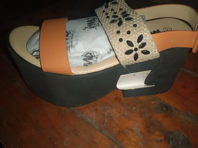 Sandalias de plataforma con diseño floral - 1
