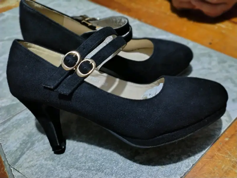 Zapatos de tacón negro con hebillas