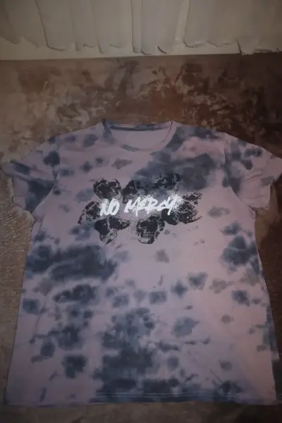Polera tie-dye con estampado de calaveras - miniatura 1