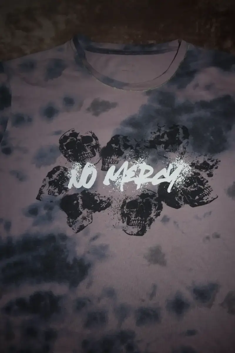 Polera tie-dye con estampado de calaveras - 2