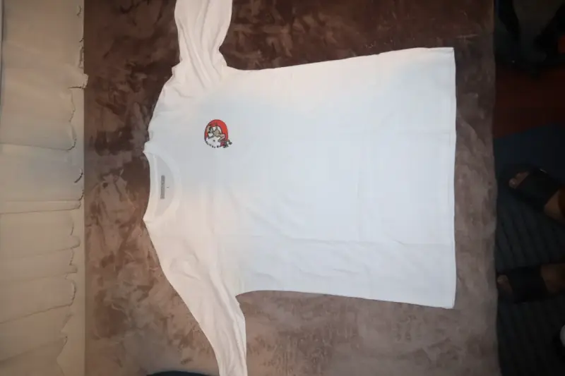 Polera blanca con diseño de perro polera gris con logo de toro - 1