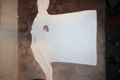 Polera blanca con diseño de perro polera gris con logo de toro - miniatura 1
