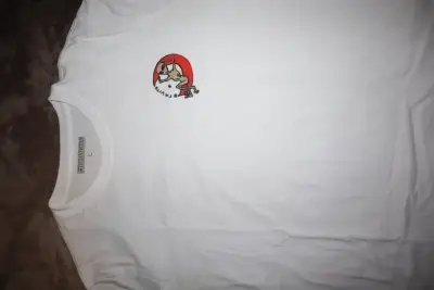 Polera blanca con diseño de perro polera gris con logo de toro - miniatura 2