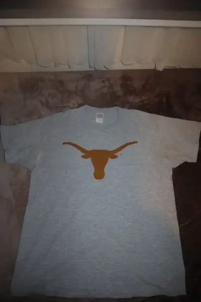 Polera blanca con diseño de perro polera gris con logo de toro - miniatura 3