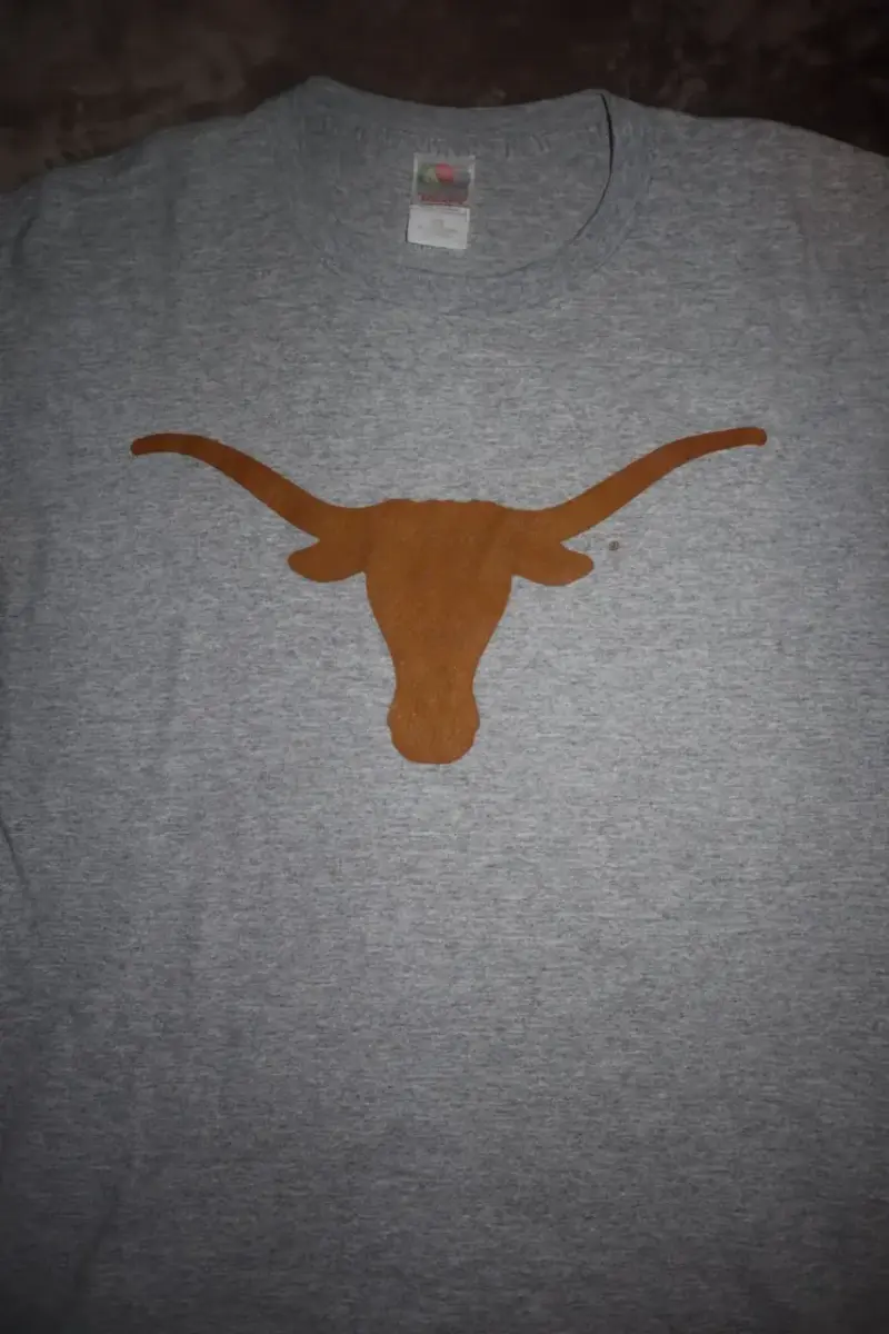 Polera blanca con diseño de perro polera gris con logo de toro - 4