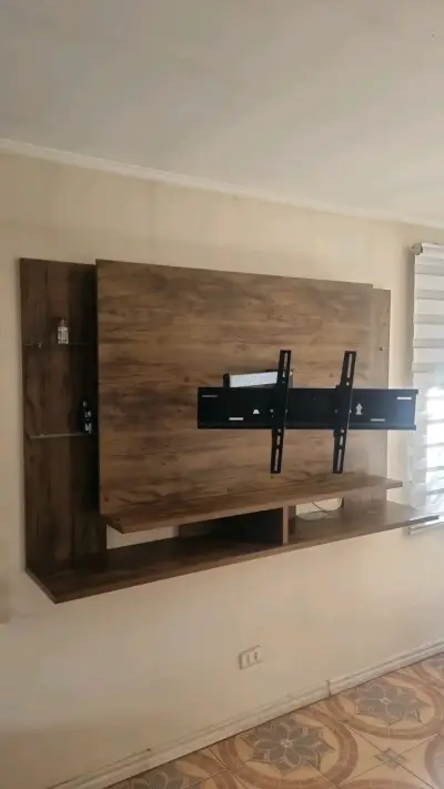 Panel de TV de madera con soporte ajustable - miniatura 3