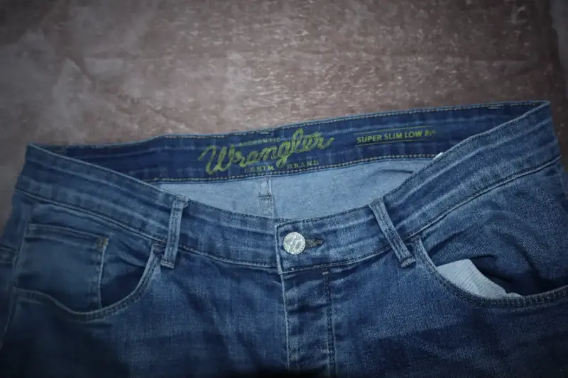 Jeans Wrangler azul para hombre en buen estado - 2