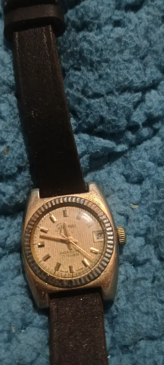 Reloj vintage con correa de cuero negro - 1