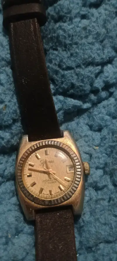 Reloj vintage con correa de cuero negro - miniatura 1