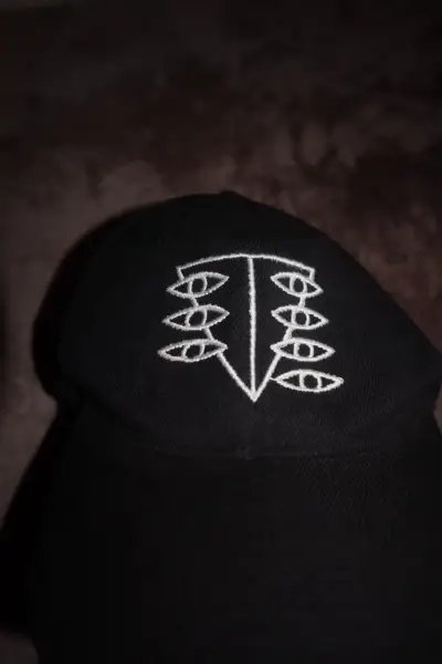 Gorra negra con diseño  seele evangelion anime - miniatura 1