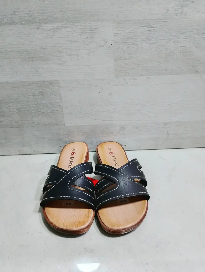 Sandalias planas de cuero negro Bupo