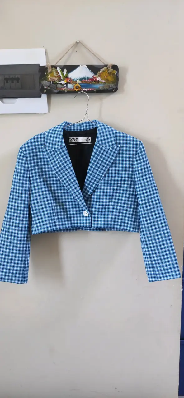 Blazer corto a cuadros azul Zara