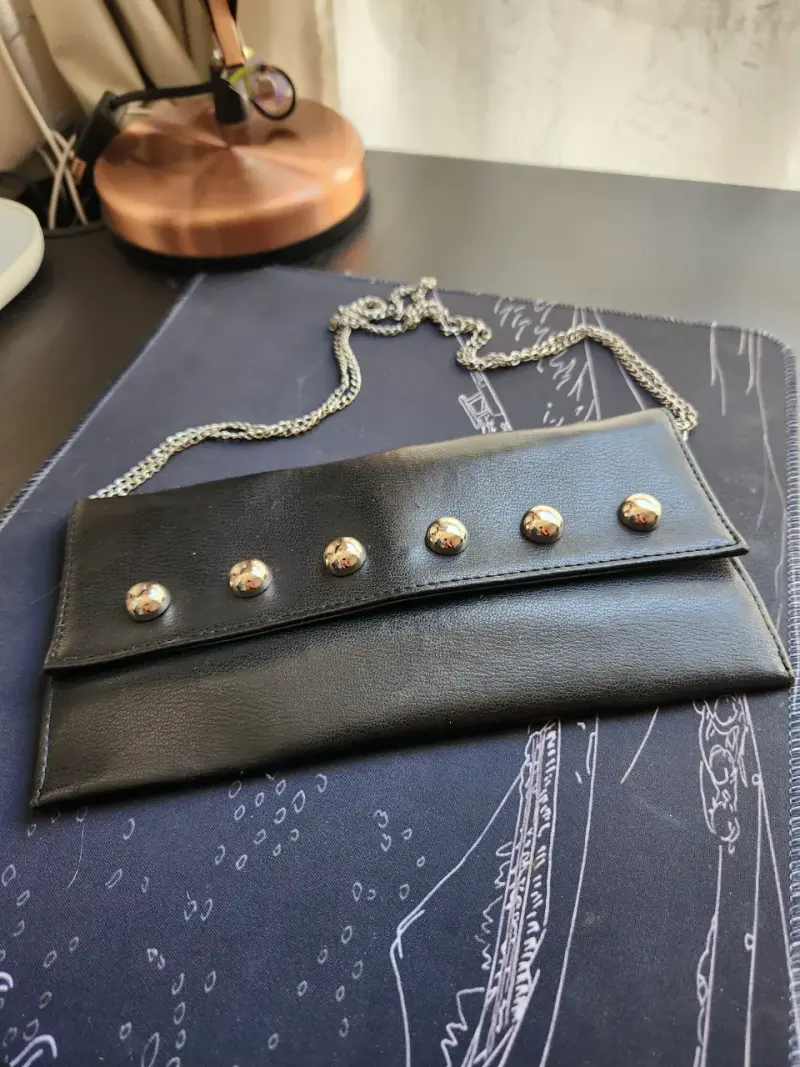 Cartera cuerina negra con cadena y tachuelas - 1